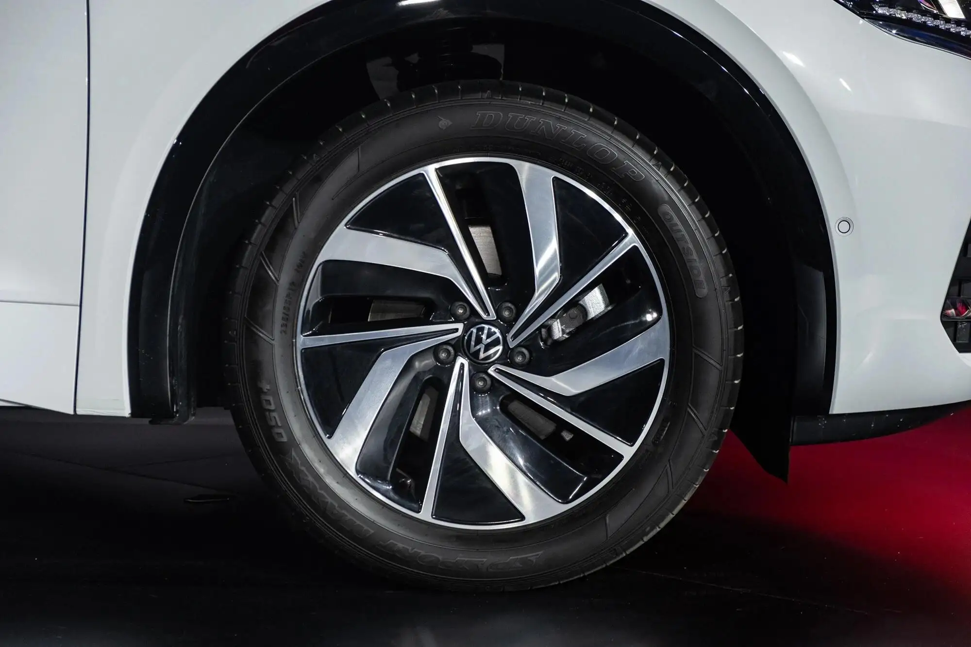 VW Viloran Luxury – Màu Vàng 2025