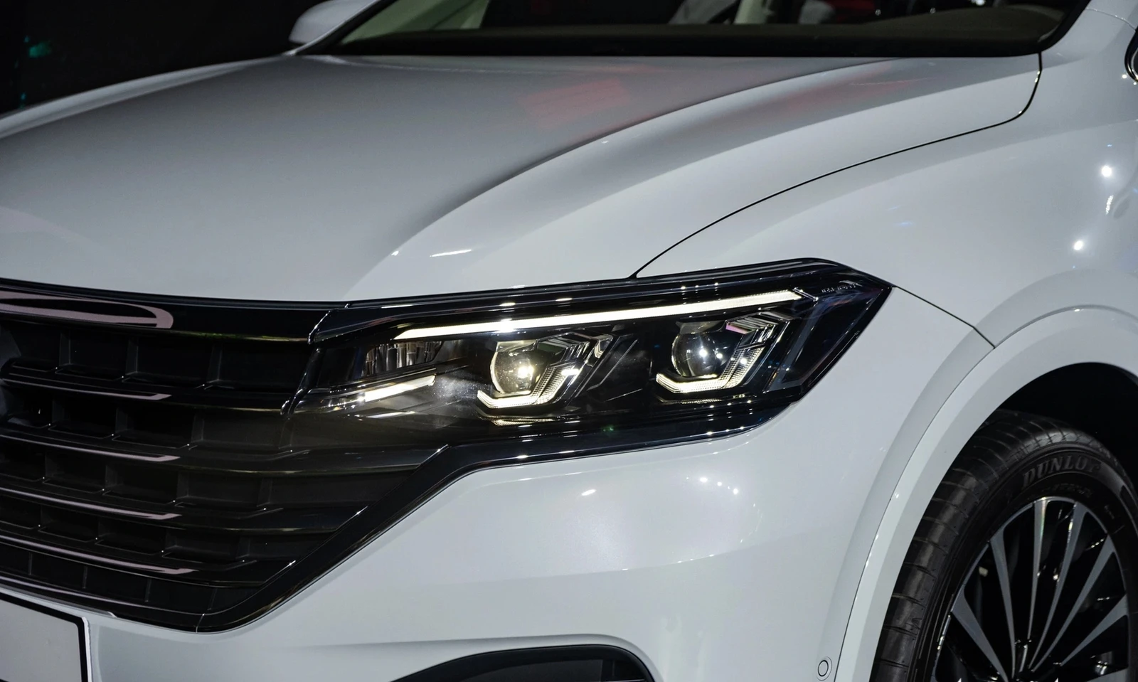 VW Viloran Luxury – Màu Vàng 2025