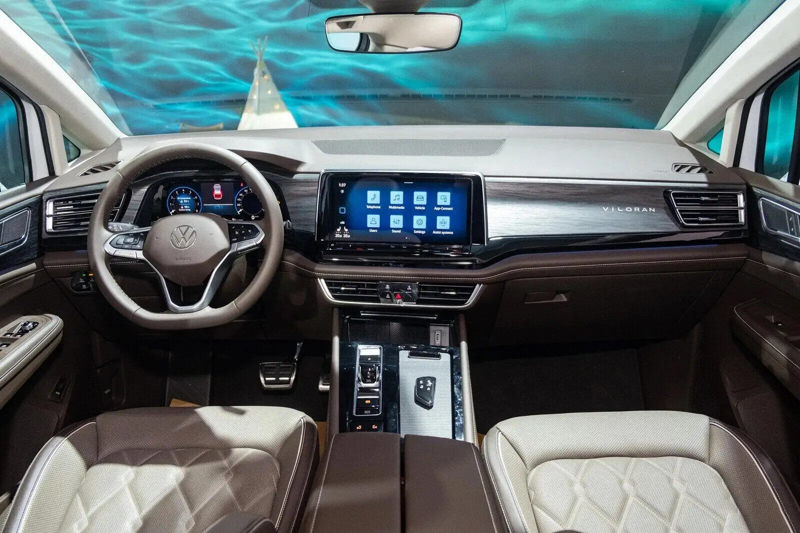VW Viloran Luxury – Màu Vàng 2025