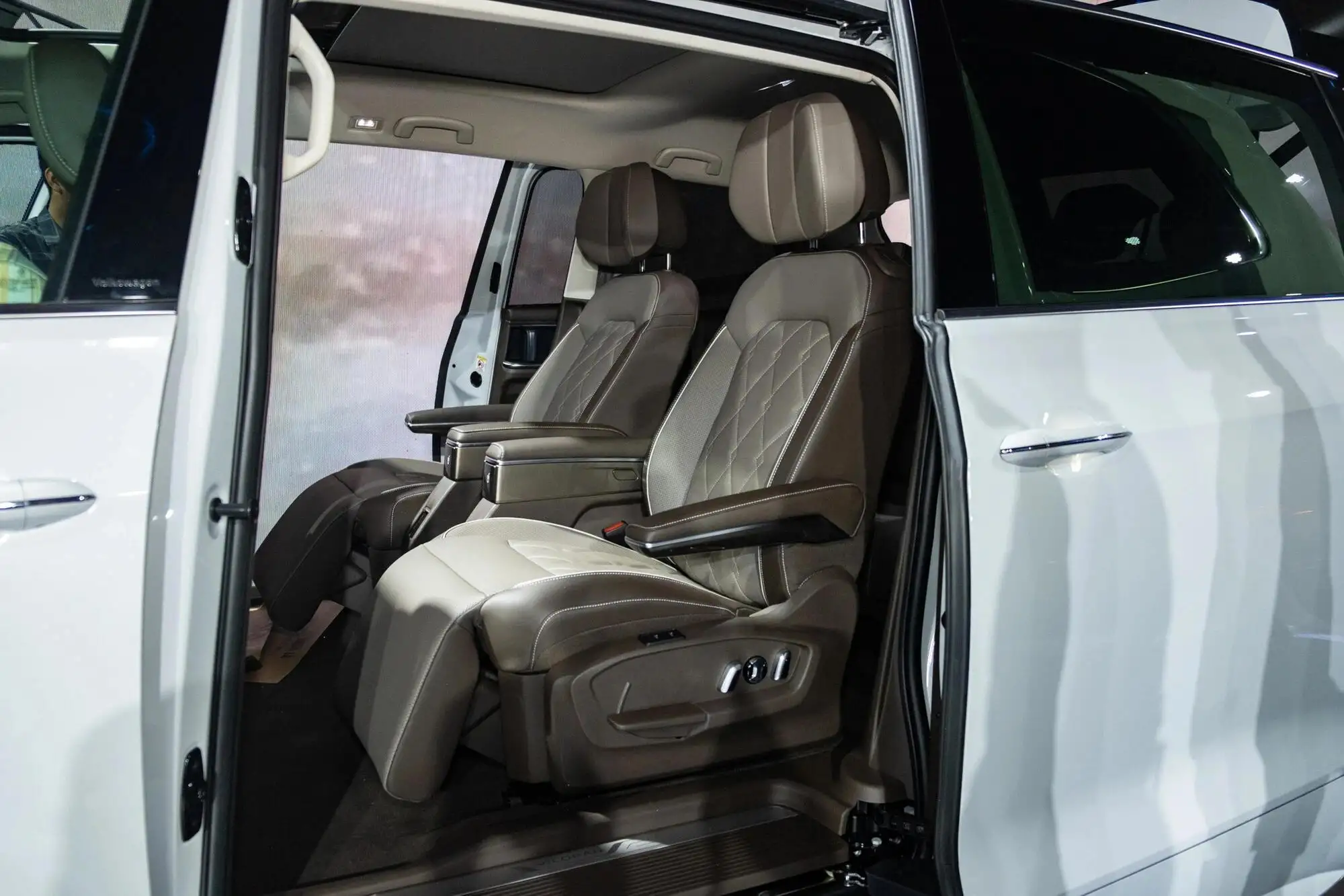 VW Viloran Luxury – Màu Vàng 2025