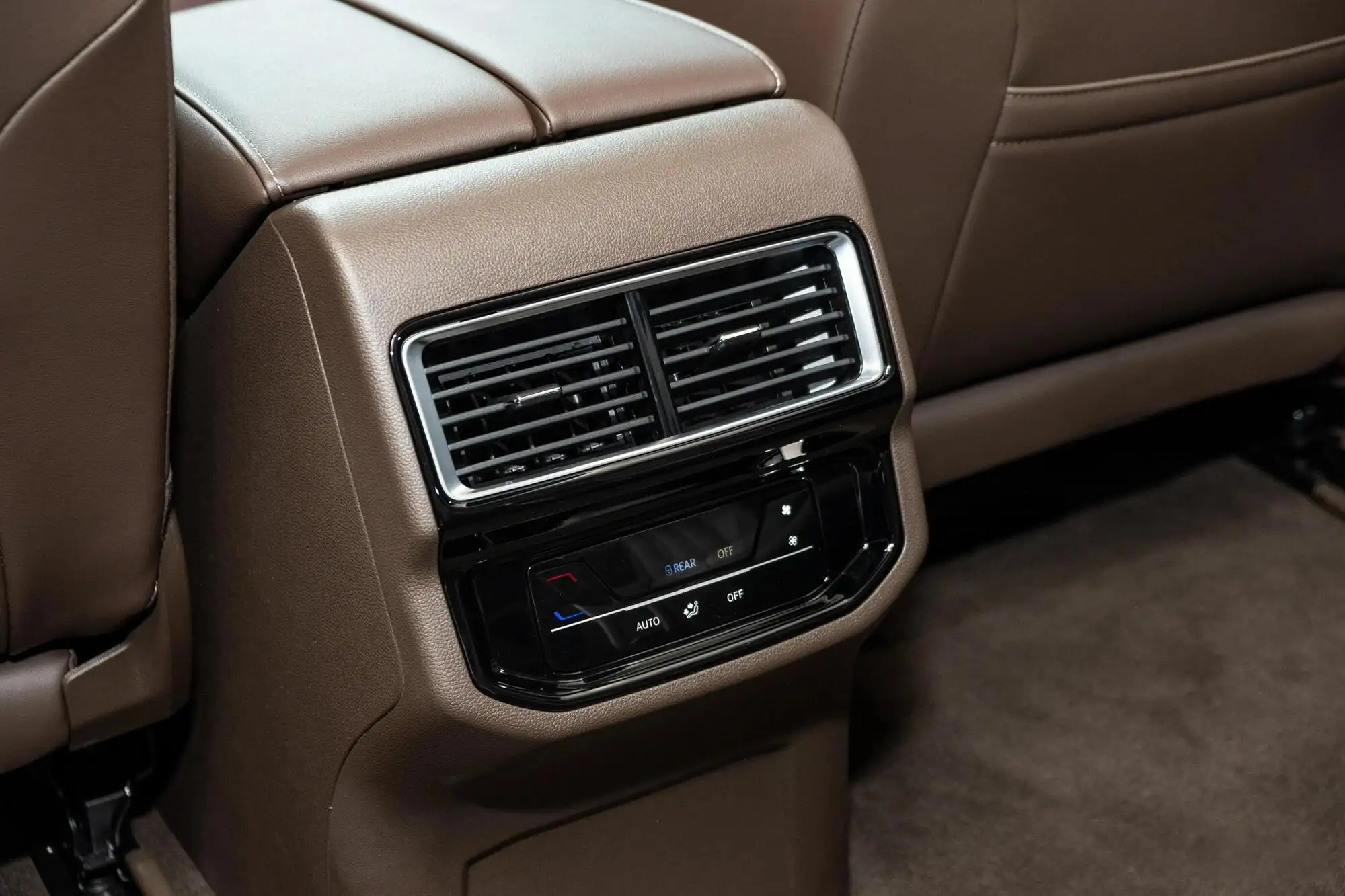 VW Viloran Luxury – Màu Vàng 2025