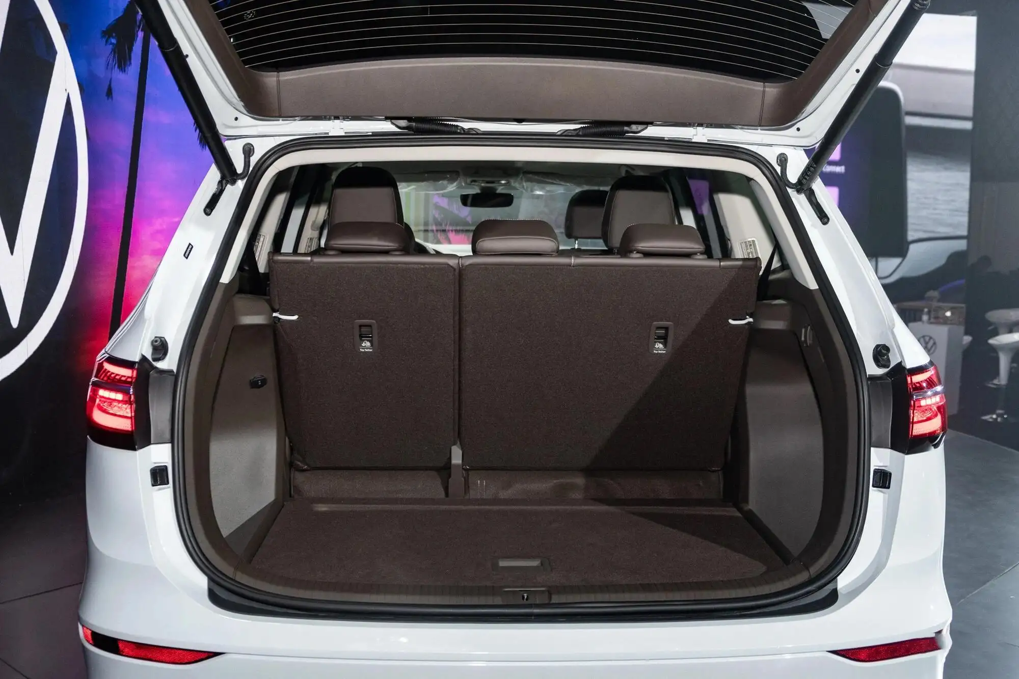 VW Viloran Luxury – Màu Vàng 2025