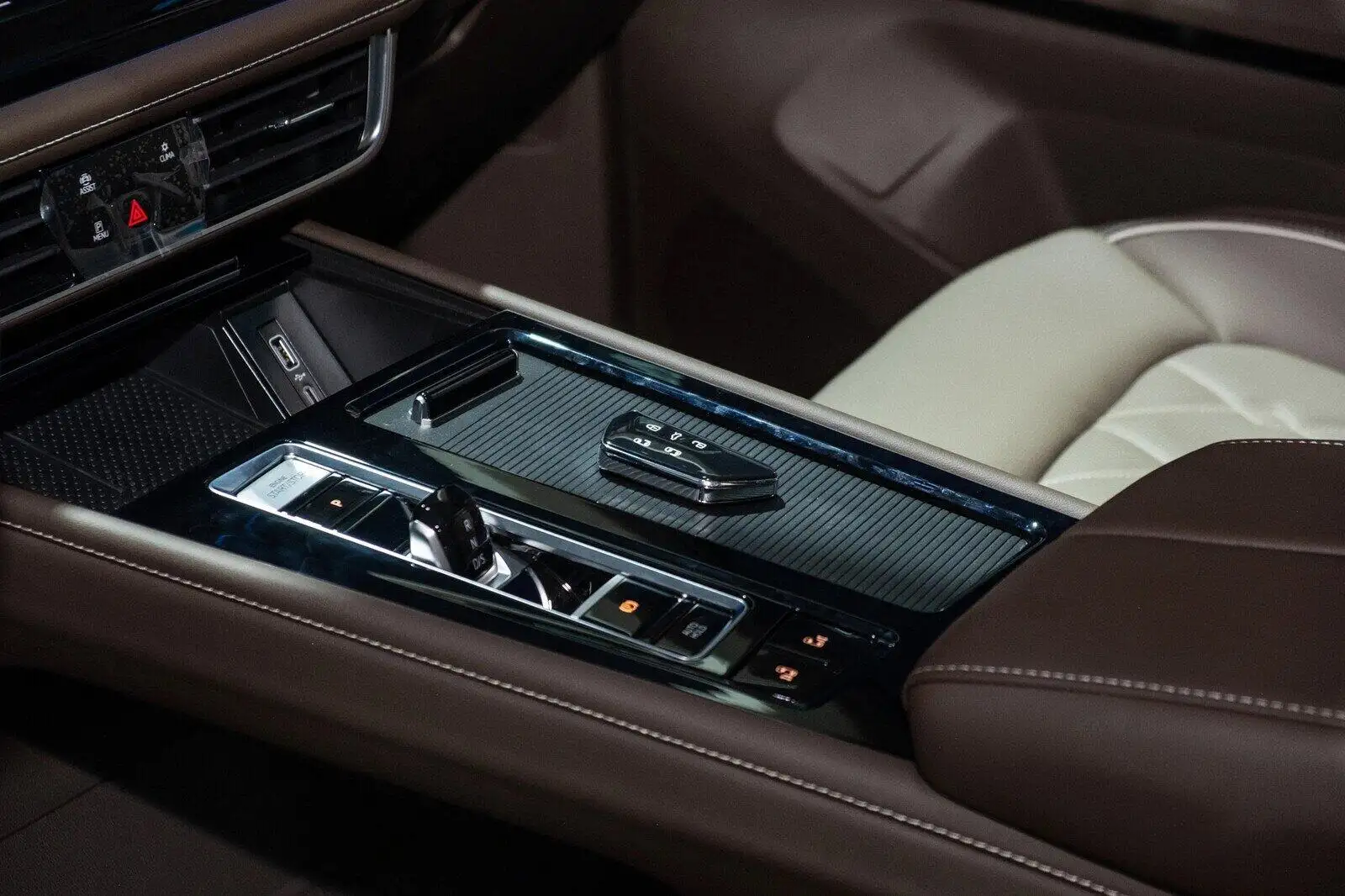 VW Viloran Luxury &#8211; Màu Trắng 2025