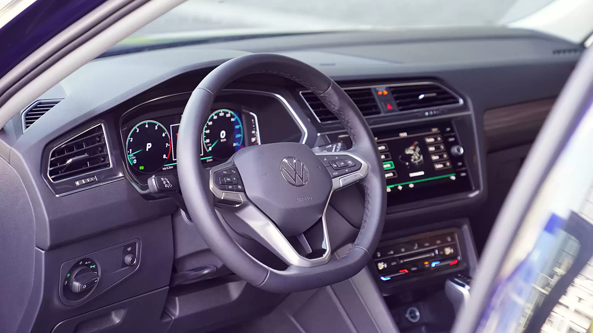 Volkswagen Ra Mắt Phiên Bản Tiguan Platinum Cao Cấp Với Giả Chỉ 1,688 Tỷ Đồng
